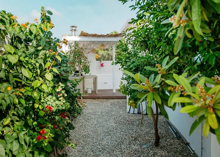 Island Seaside パラリムニ